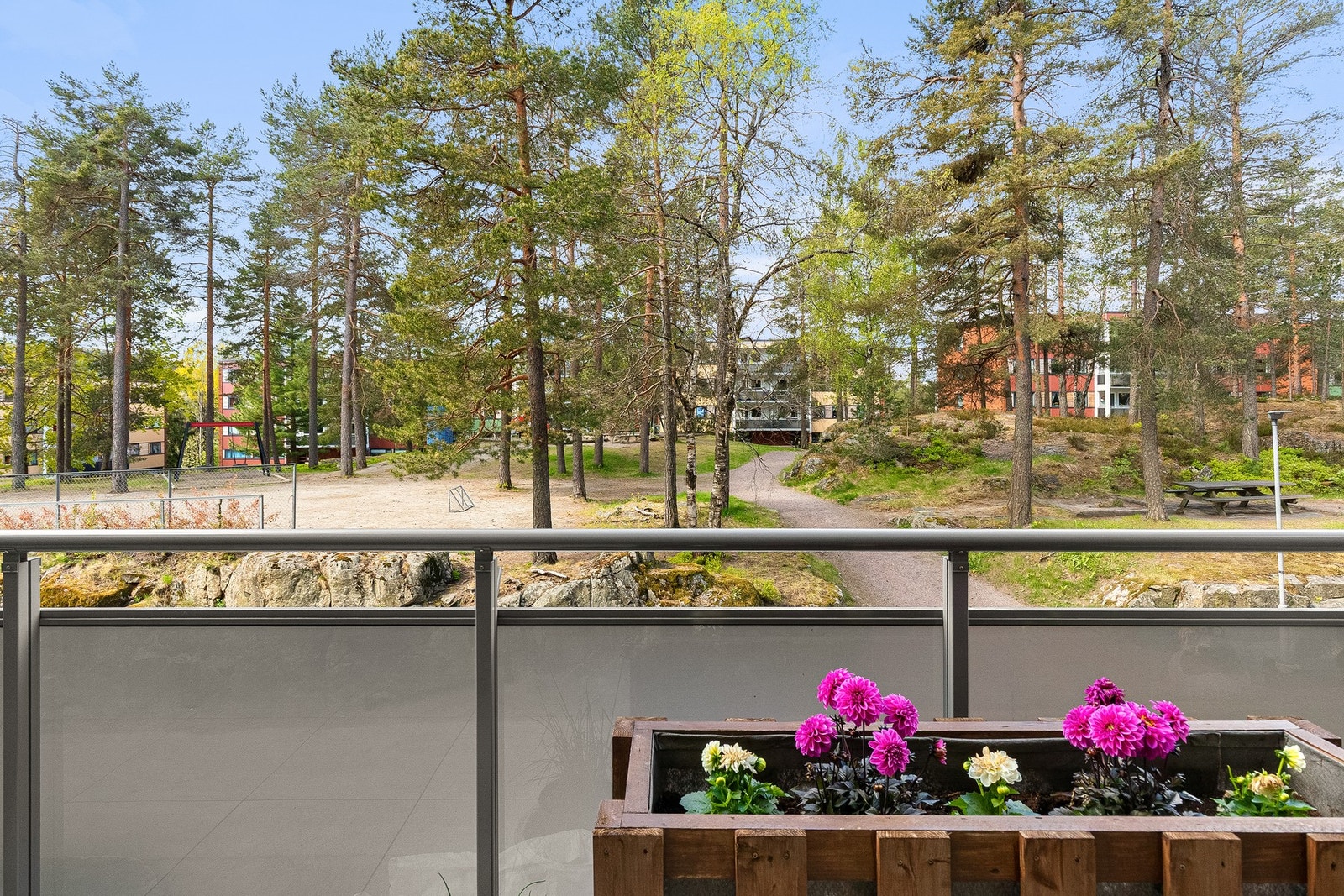 Hyggelig utsyn mot sameiets fellesarealer. Galleribilde