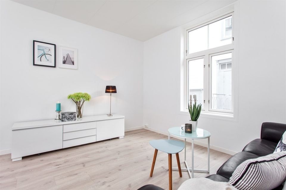 Stuen er lys og fin med godt lysinnslipp fra vinduene Galleribilde