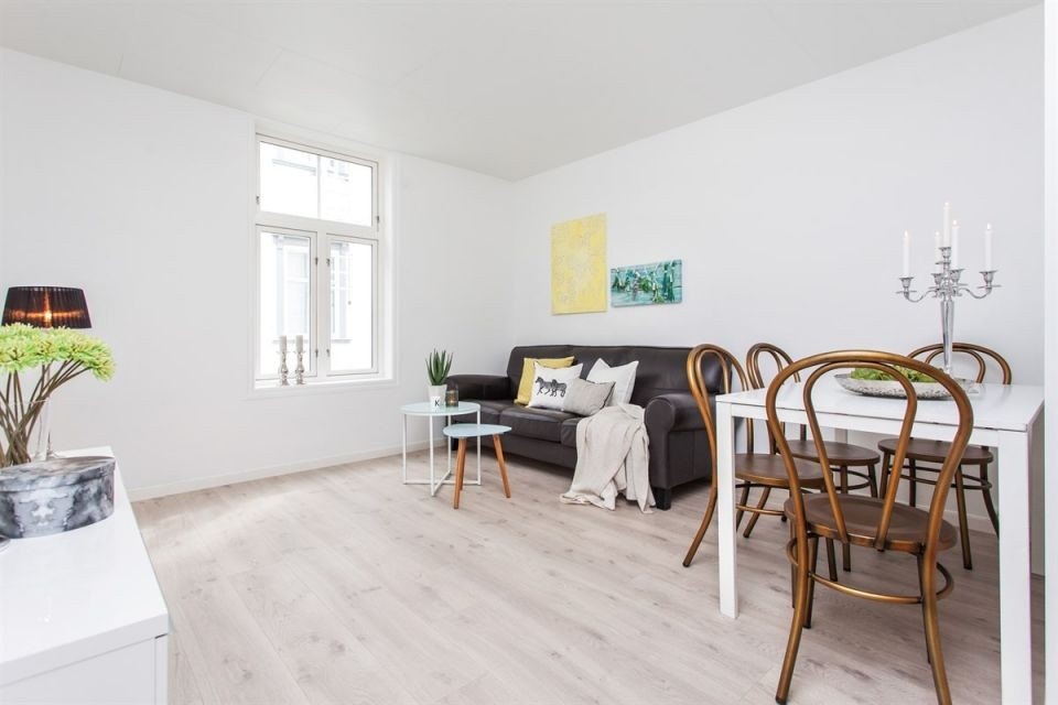 Stuen har god plass til nødvendig møblement Galleribilde