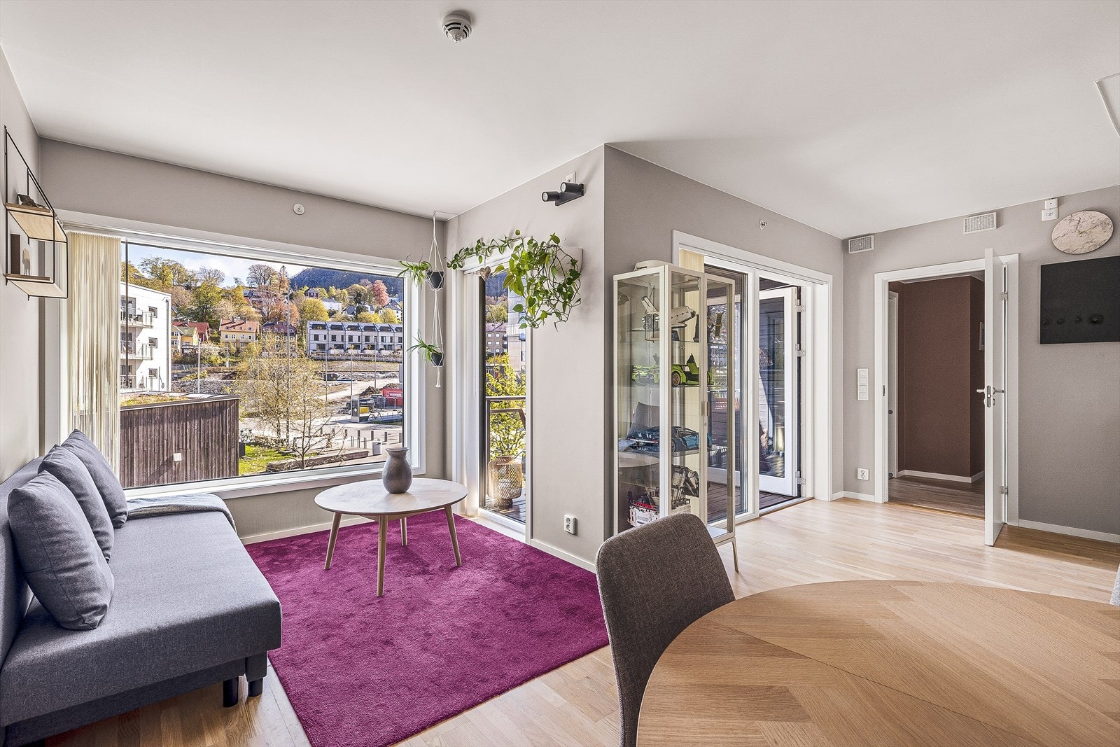 Stuen er noe for seg selv med store vindusflater som sørger for godt med lysinnslipp i boligen. Galleribilde