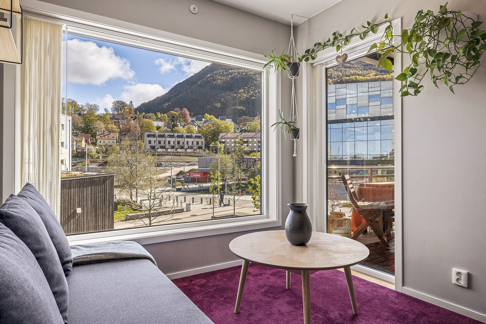 Fra stuen har man nydelig utsikt mot Ulriken, Kunsthøyskolen og kommende Grieg Akademiet. Galleribilde