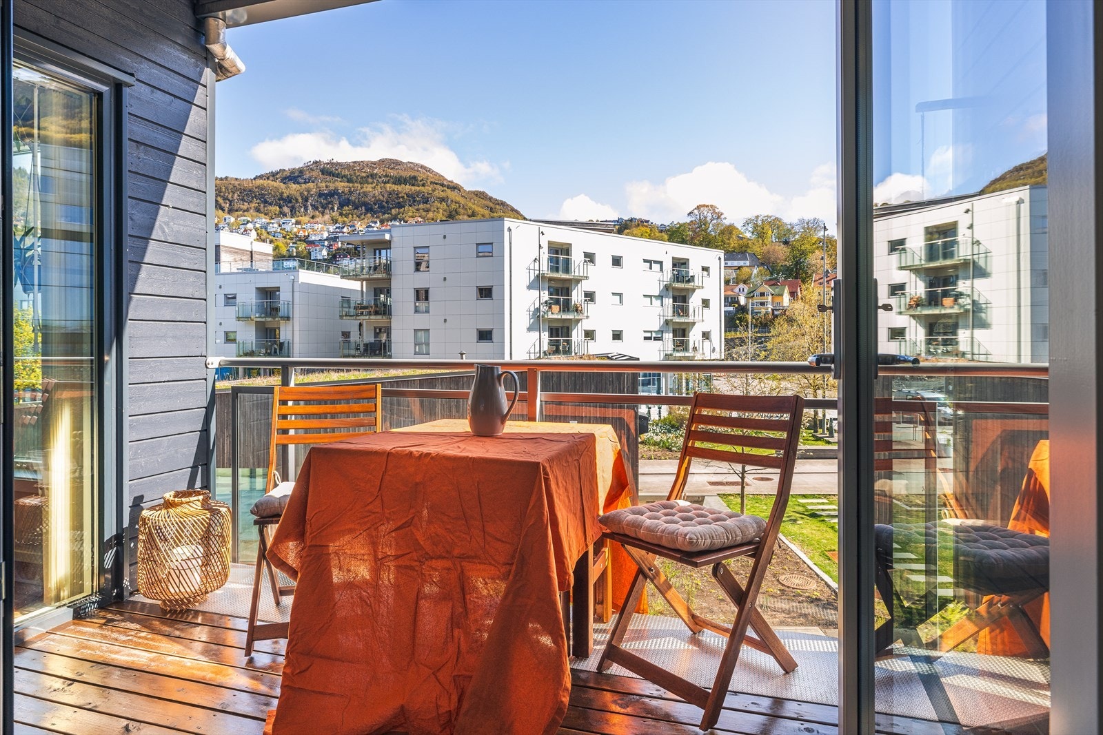 Fra stuen er det utgang til herlig terrasse på ca. 6m2 med god plass til hagemøbler og gassgrill. Galleribilde