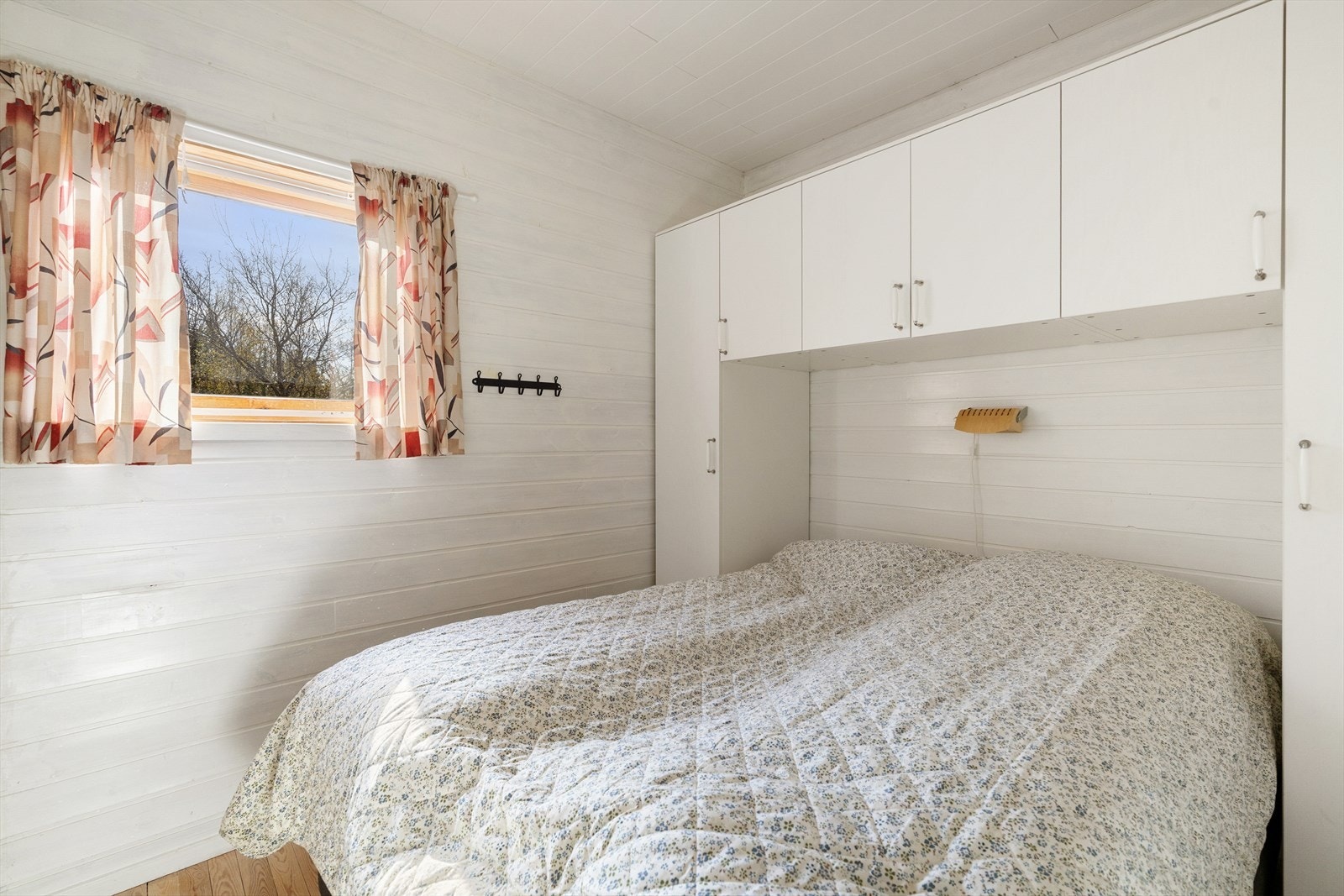 Soverom med plassbygd oppbevaring Galleribilde
