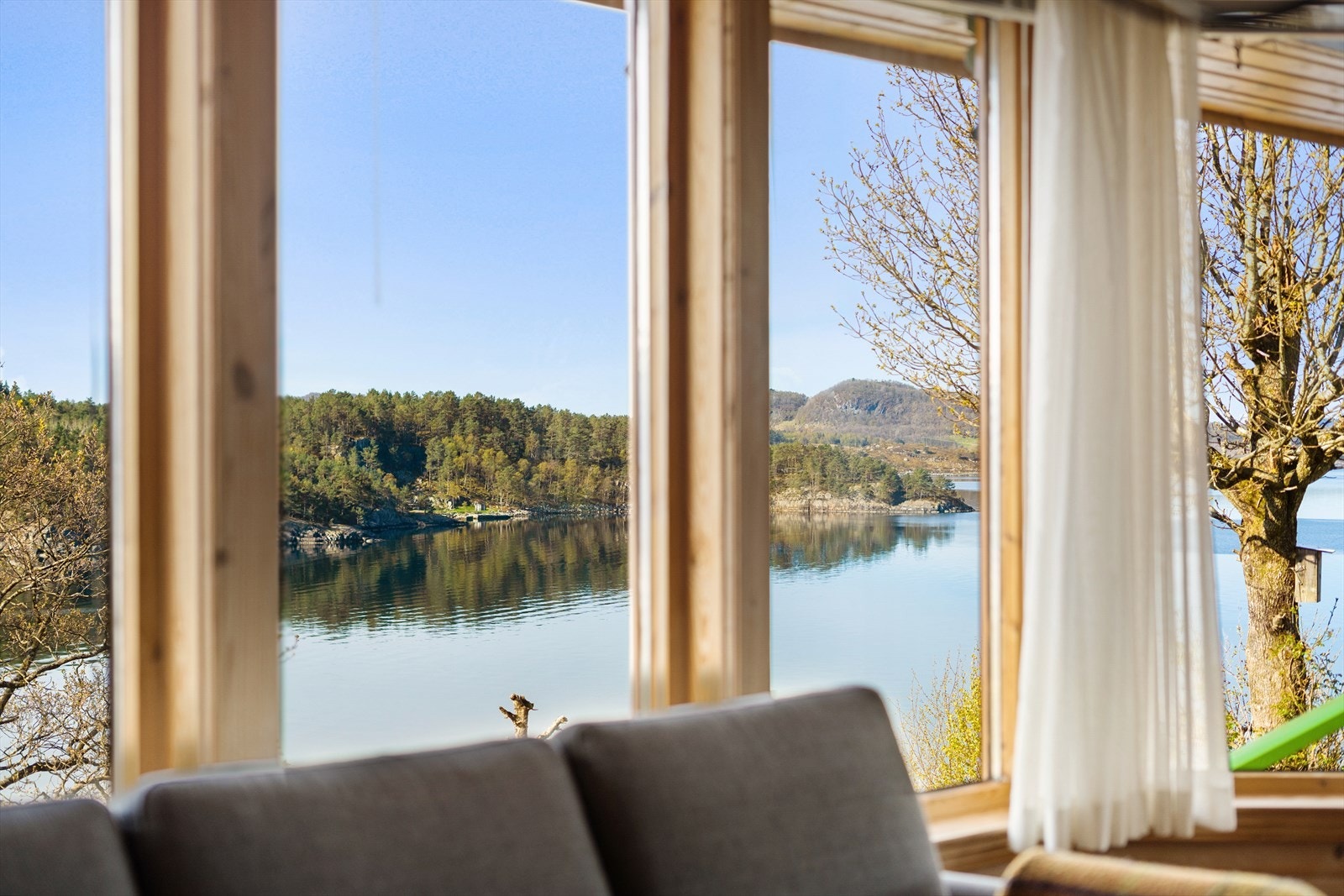 Sjøutsikten kan nytes fra sofakroken gjennom hele året. Galleribilde