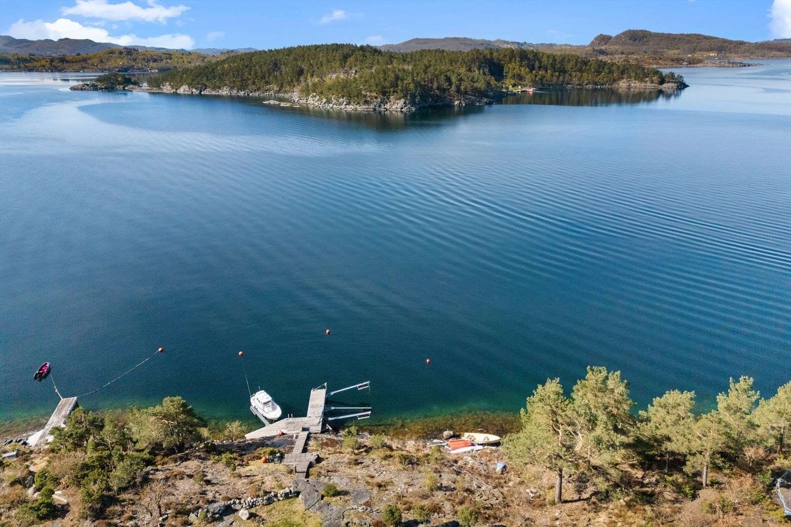 Eiendommen ligger kun ca 70 meter fra sjøen, med tilhørende bryggeanlegg og gode båtforhold. Galleribilde