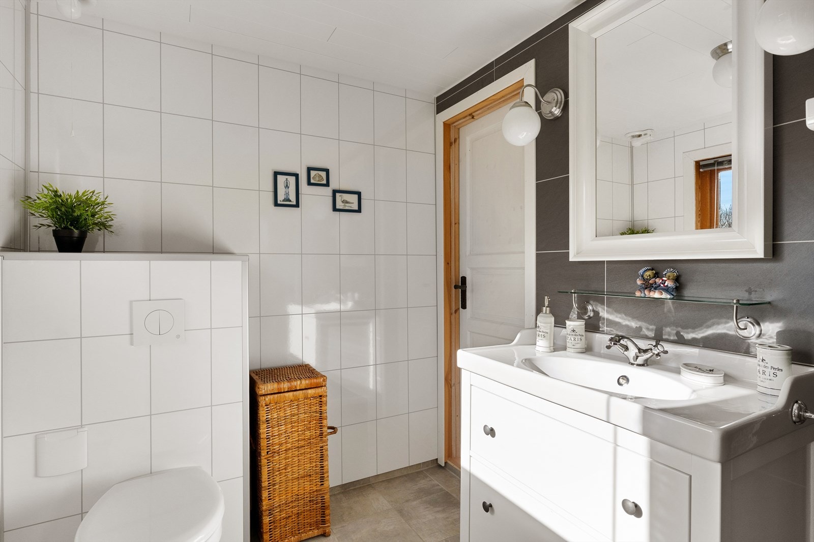 Badet er fra 2010 og har veggmontert toalett og innredning med nedfelt servant. Galleribilde