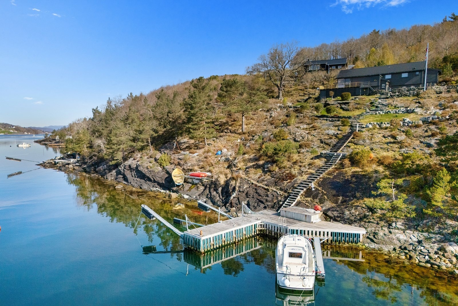 Bryggeanlegget gir enkel tilgang til båtliv og aktiviteter på sjøen. Galleribilde
