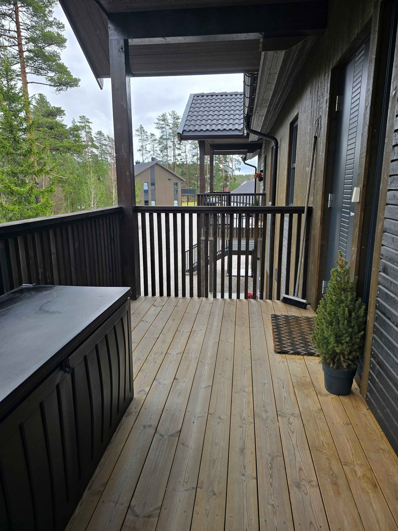 Adkomst leilighet fra gårdsplassen. Terrassen er på 6m² og har god plass til putekasse. Galleribilde