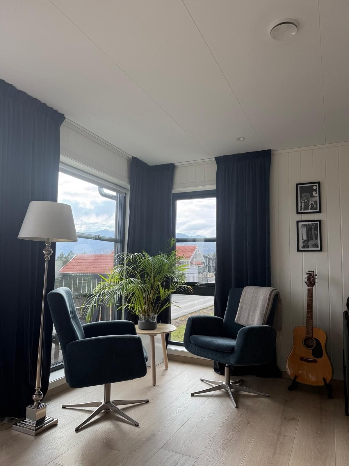 Fra hjørnet i leiligheten finnes det store vindusflater med god utsikt til Bryggefjell og Lifjell. Galleribilde
