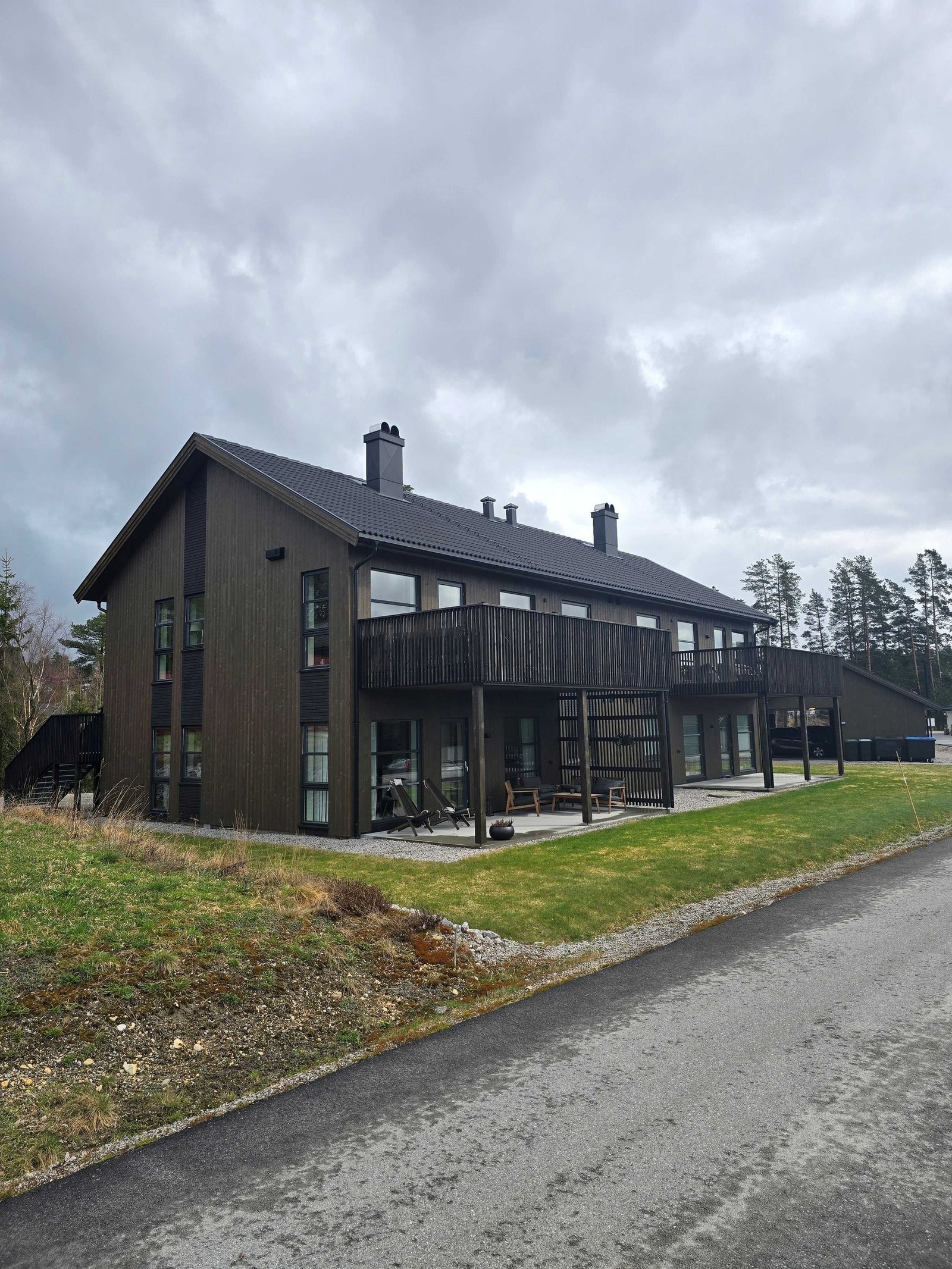 Boligen ligger fint til i 2. etasje, tilknyttet Stugumoen Nord Øst Sameie. Galleribilde