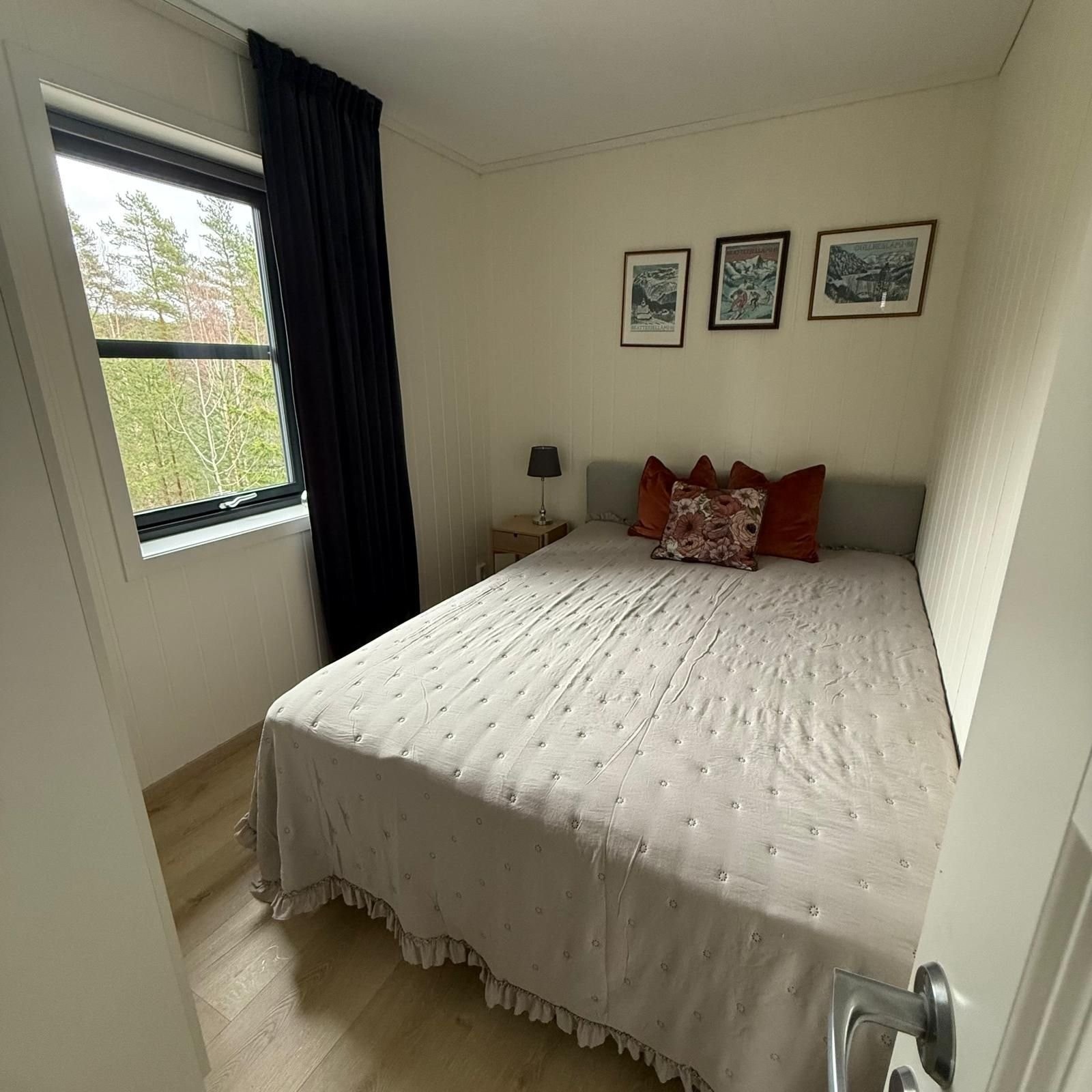 Soverom 2. med plass til 150x200 seng og garderobe skap. Galleribilde