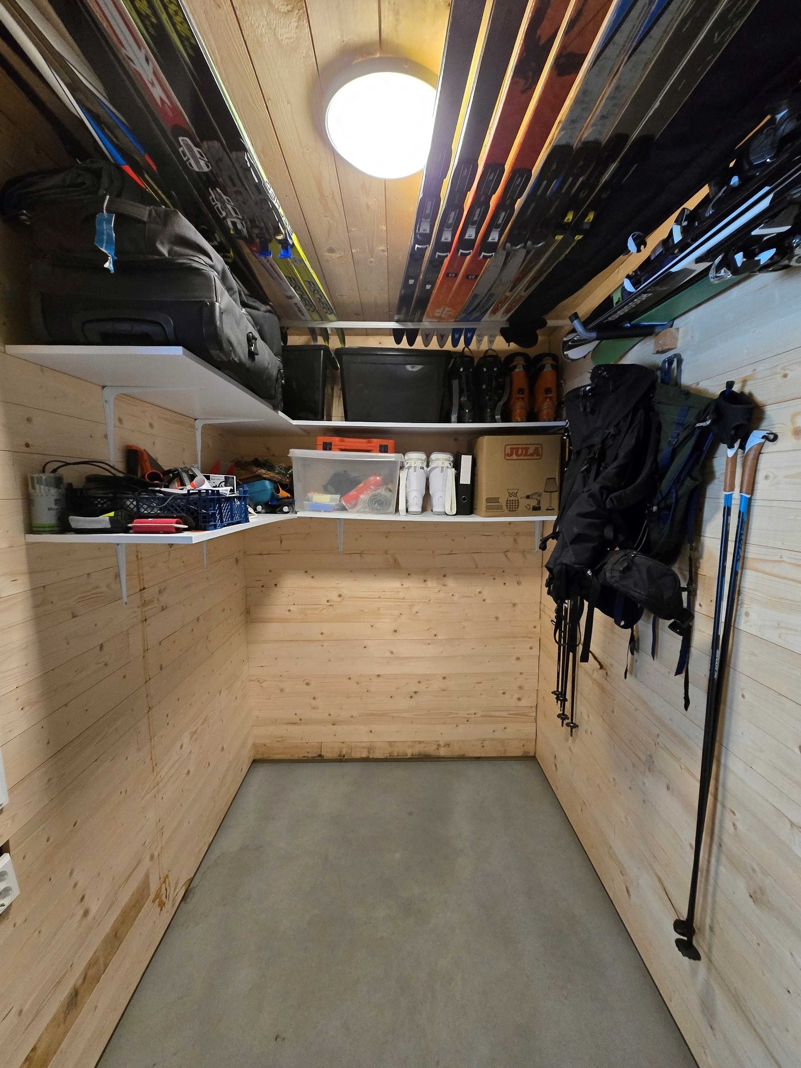 Utvendig bod på 5m² i carport anlegg. Boden er isolert for sikker oppbevaring. Galleribilde