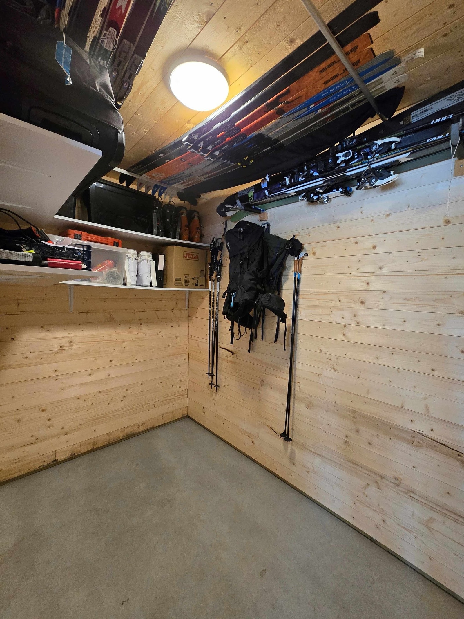 Bod har god hylleplass med ski plassert i taket. Galleribilde