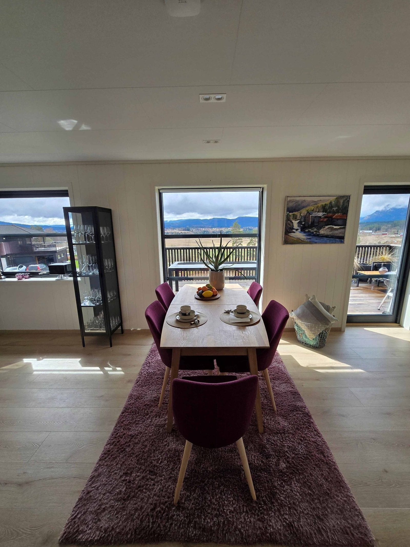 Spisestue området med store vinduer og utsikt mot Bø sentrum og Bryggefjell. Galleribilde