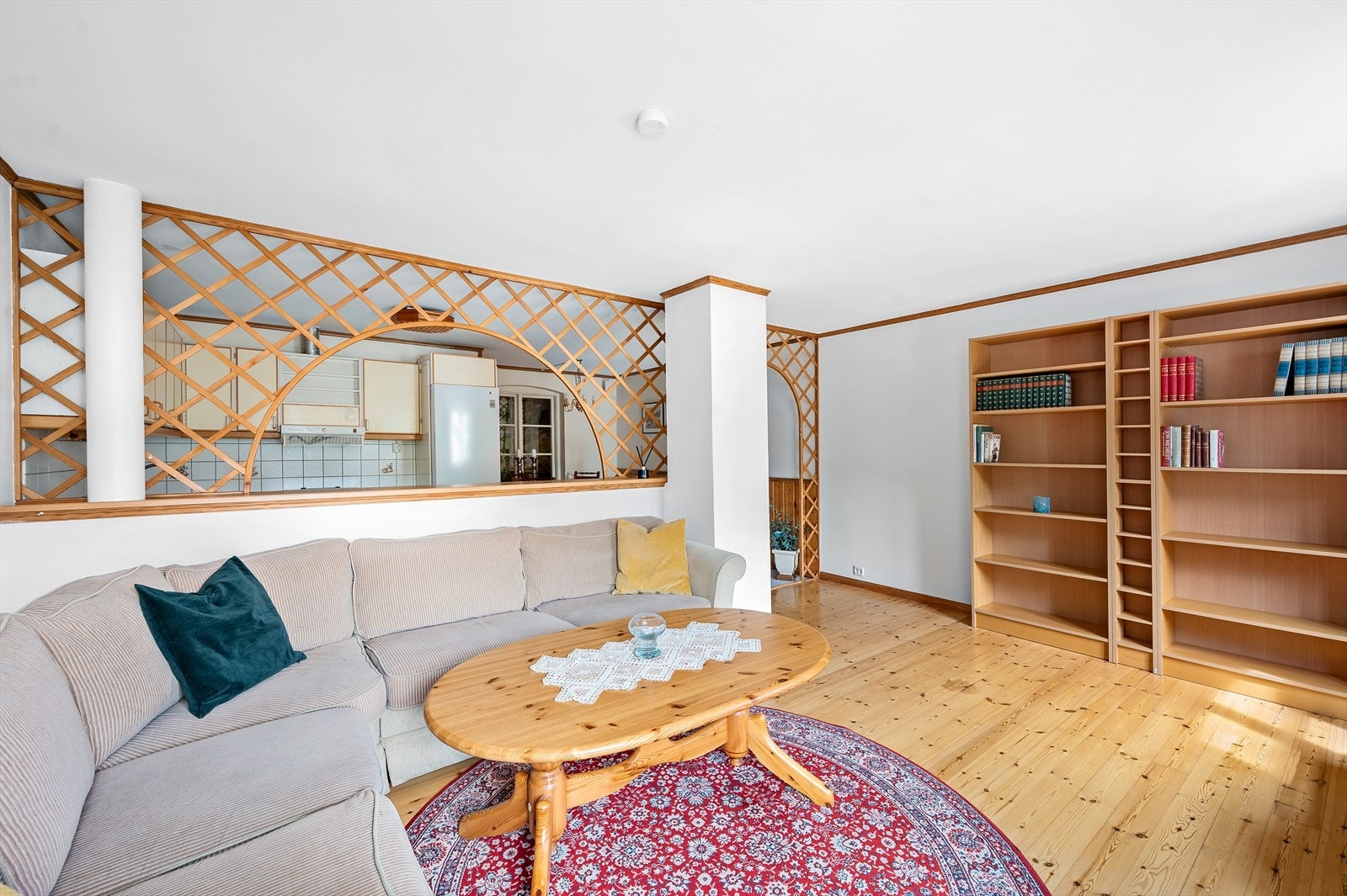 Åpen løsning mellom stue og kjøkken, fradelt med espalier. Inventar kan medfølge. Galleribilde
