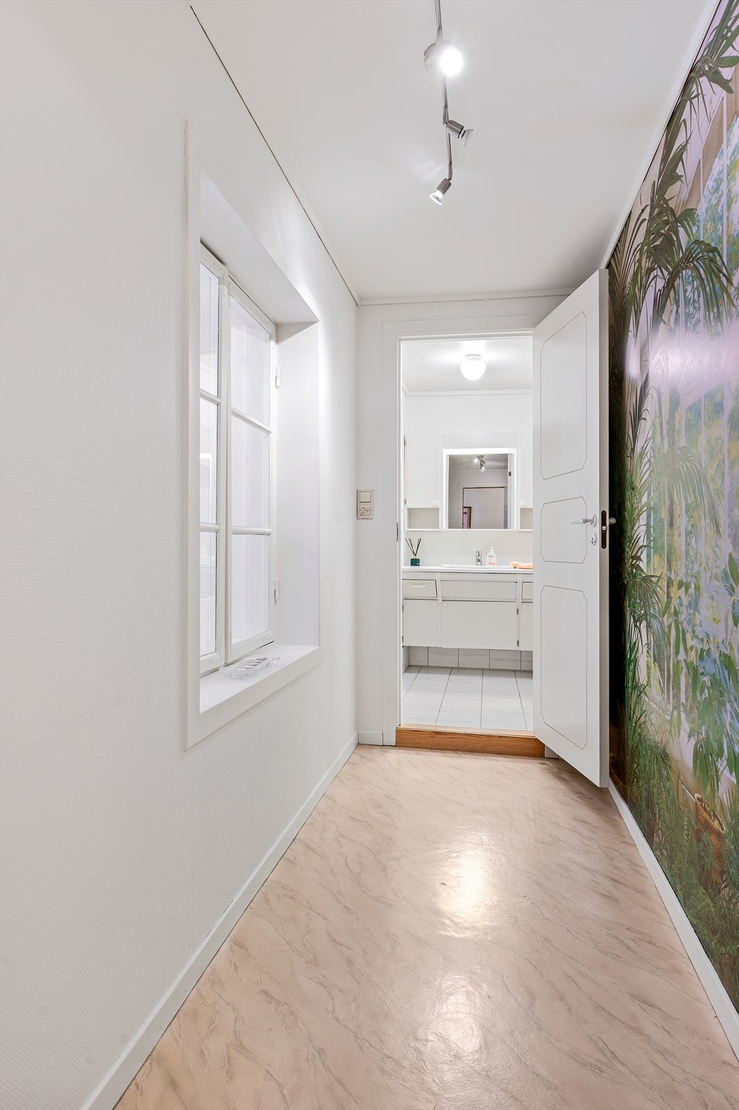 Mellomgang inn til vaskerom, bod og bad/wc. Galleribilde