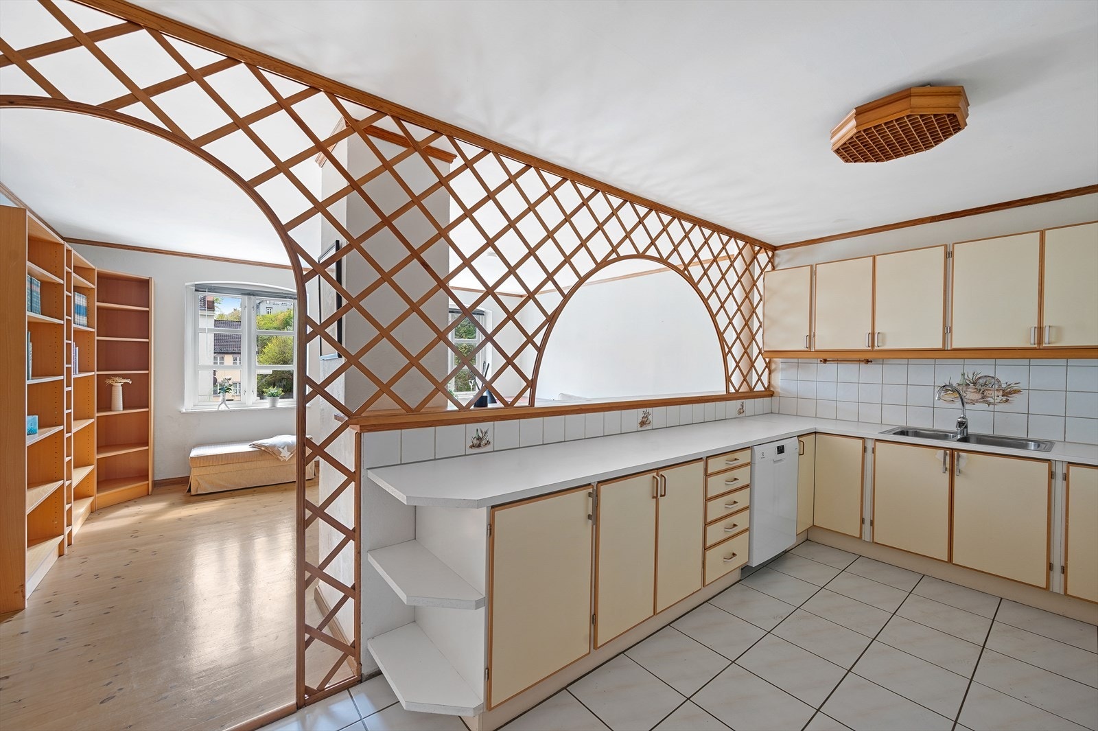 Espalier vegg deler kjøkken og stue. Galleribilde