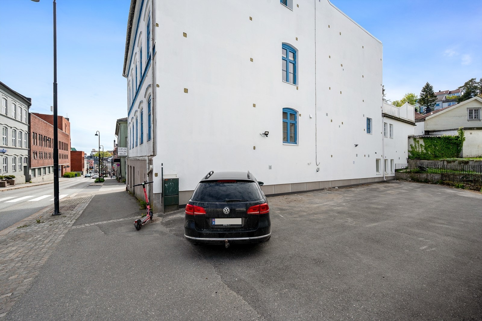Parkeringsplasser i bygårdens bakgård. Galleribilde