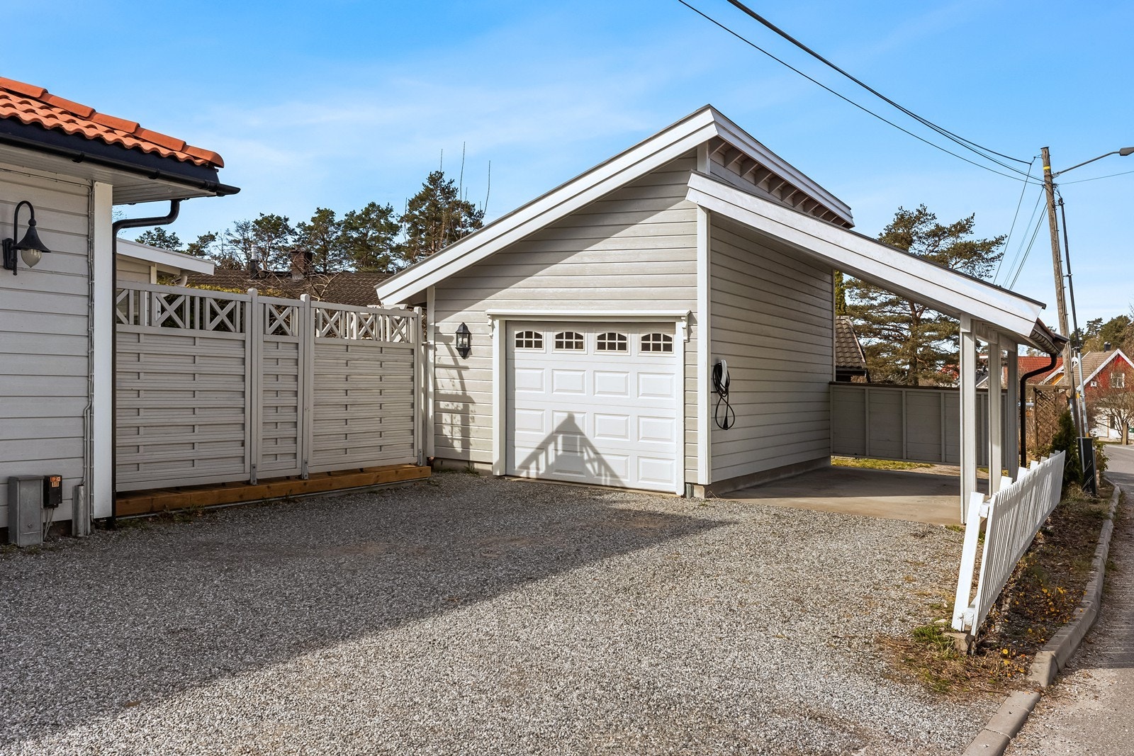 Carporten til høyre i bildet. Med tilhørende el.billader Galleribilde