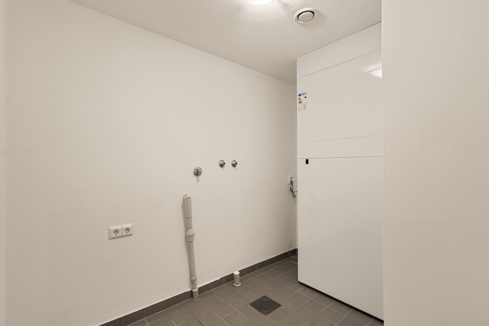 Vaskerommet har fliser på gulv og malt strie på vegger. Det er utstyrt med Nilan anlegg og opplegg for vaskemaskin. Det er rør-i-rør system og stoppekran er plassert på vaskerom. Galleribilde