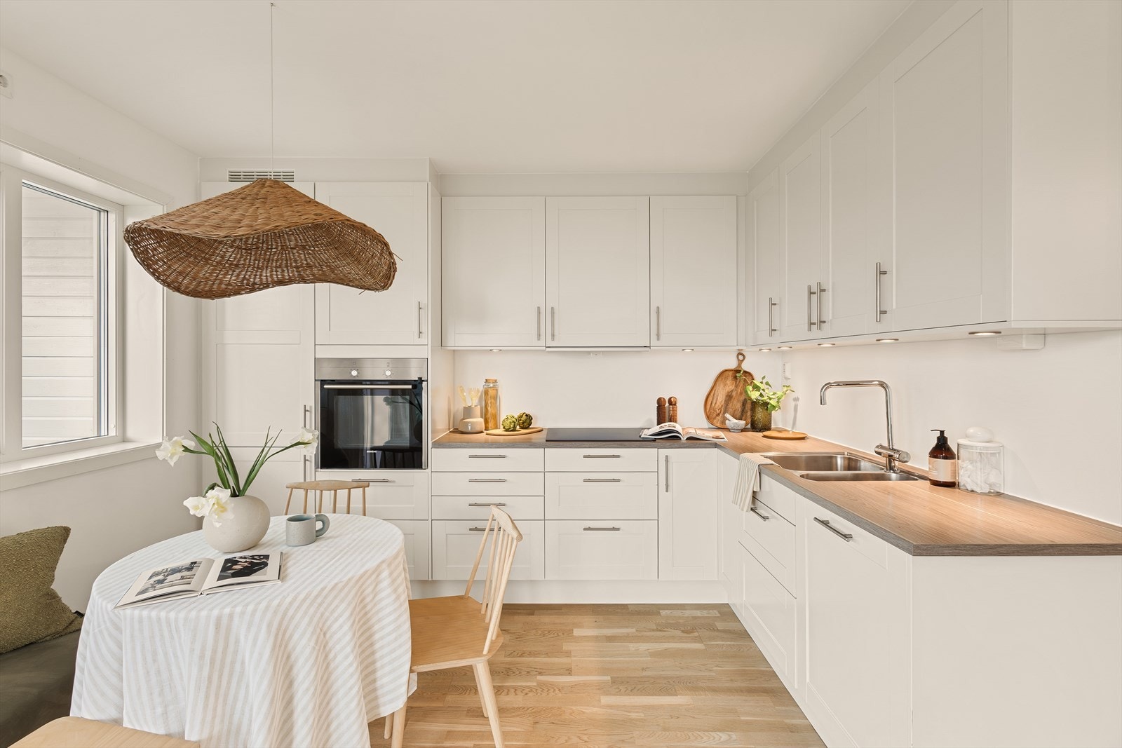 Moderne kjøkkeninnredning fra Marbodal med profilerte fronter og laminert benkeplate. Integrerte hvitevarer skaper en stilren finish. Galleribilde