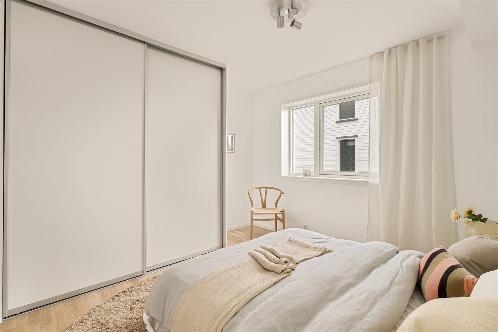 Rommet er innredet med skyvedørsgarderobe. Galleribilde