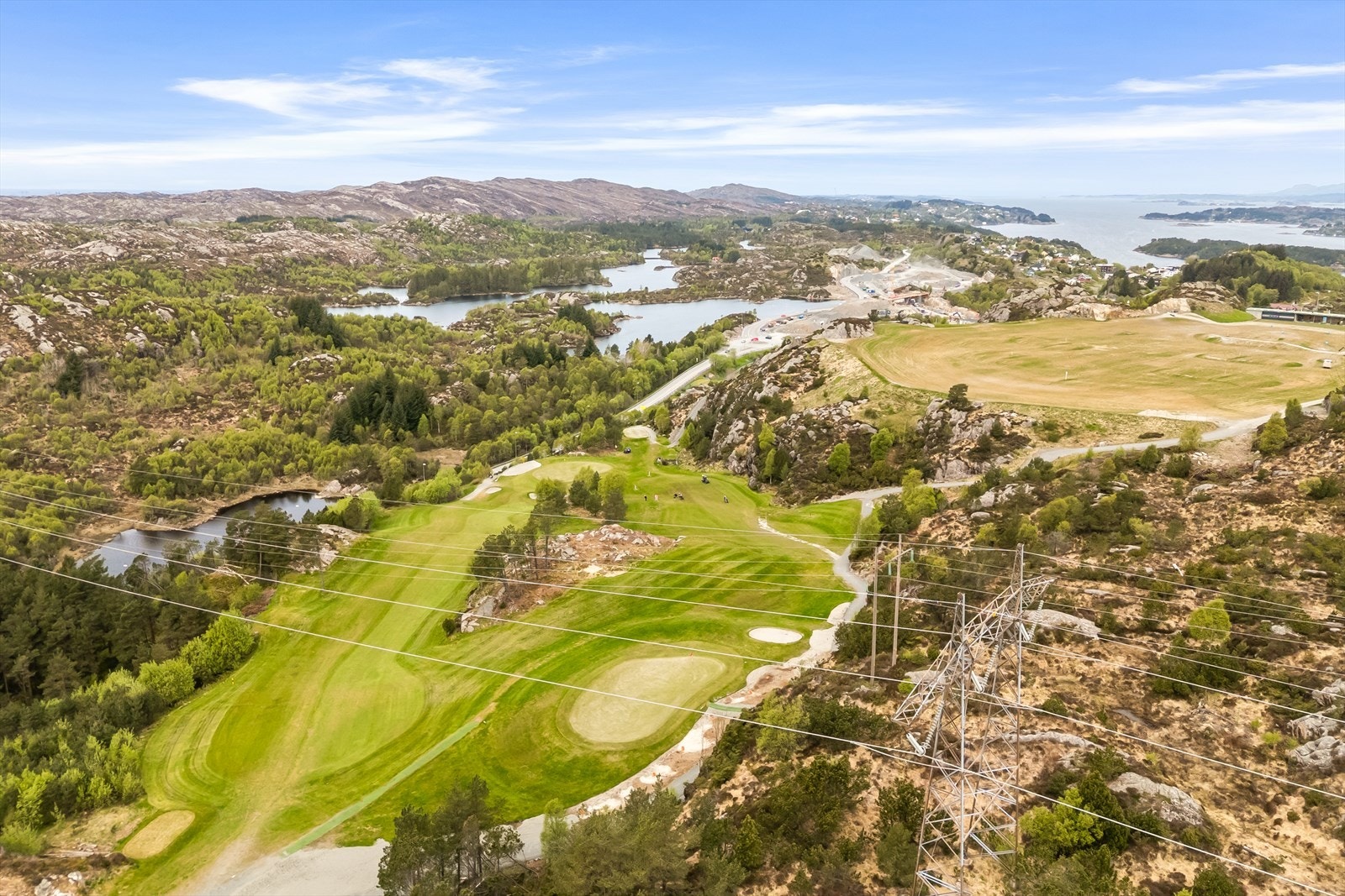 Fra boligen er det ca. 2 min kjøring til Sotra Golfklubb. Galleribilde