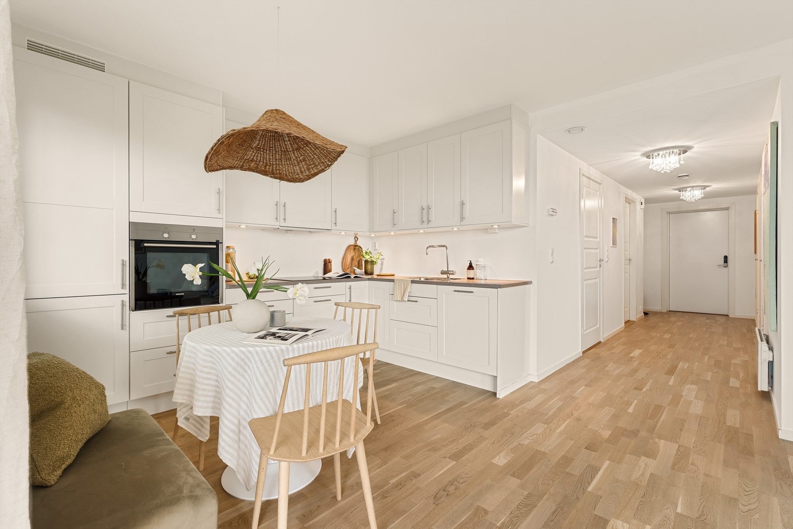 Gjennomgående i boligen er det parkett på gulv og lyse overflater. Det er balansert ventilasjon. Galleribilde