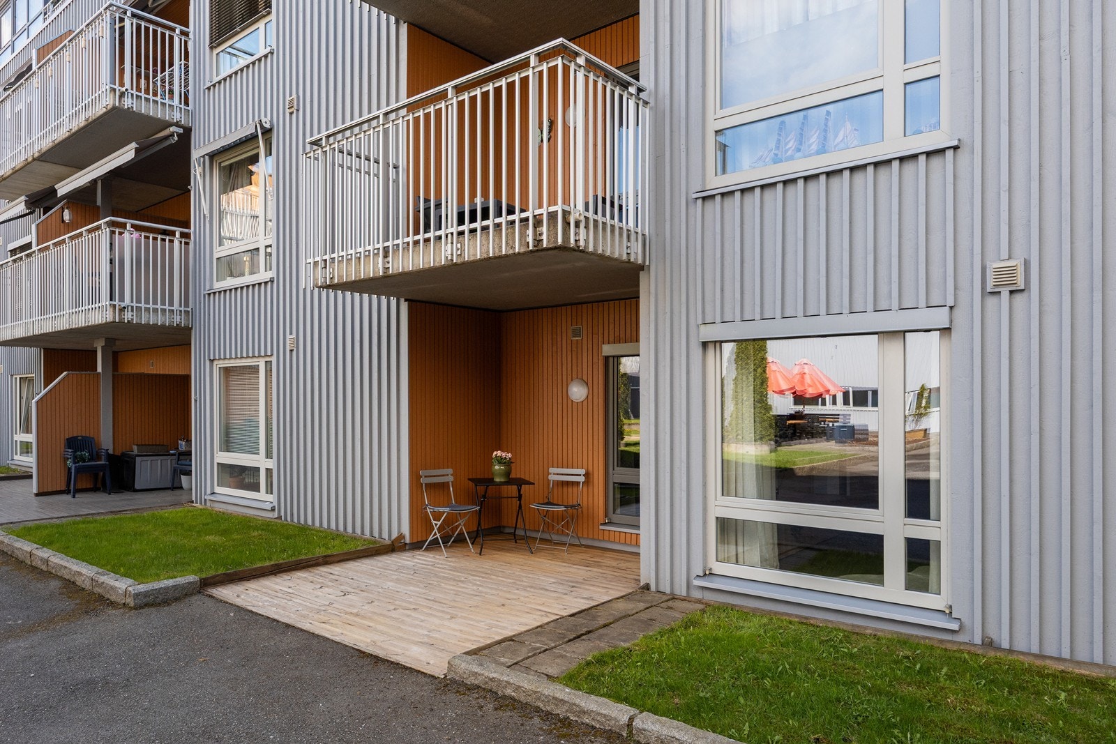 Leiligheten ligger i 1. etasje og har en nordvestvendt markterrasse med gode lysforhold. Galleribilde