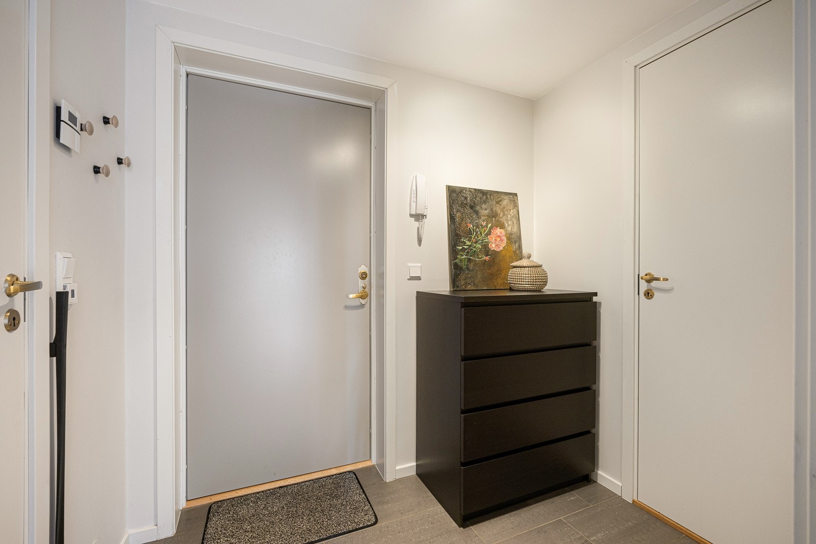 Vel inne møtes du av en lys og tiltalende entré med flislagt gulv med lun varme under. Galleribilde