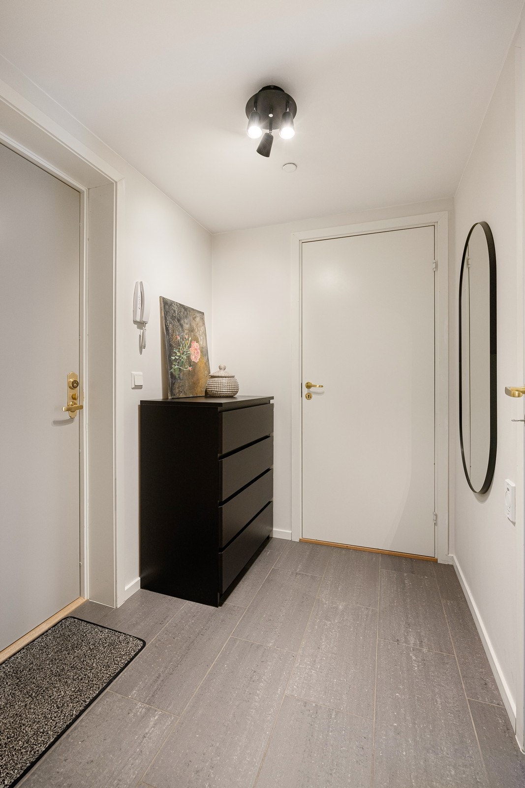 Ved inngangsdøren er det montert dørcalling med åpner. Galleribilde