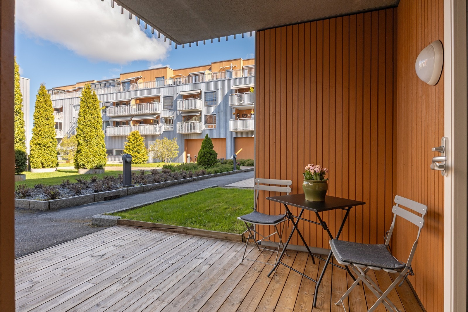 Terrassen er overbygd - noe som luner godt for vær og vind. Galleribilde
