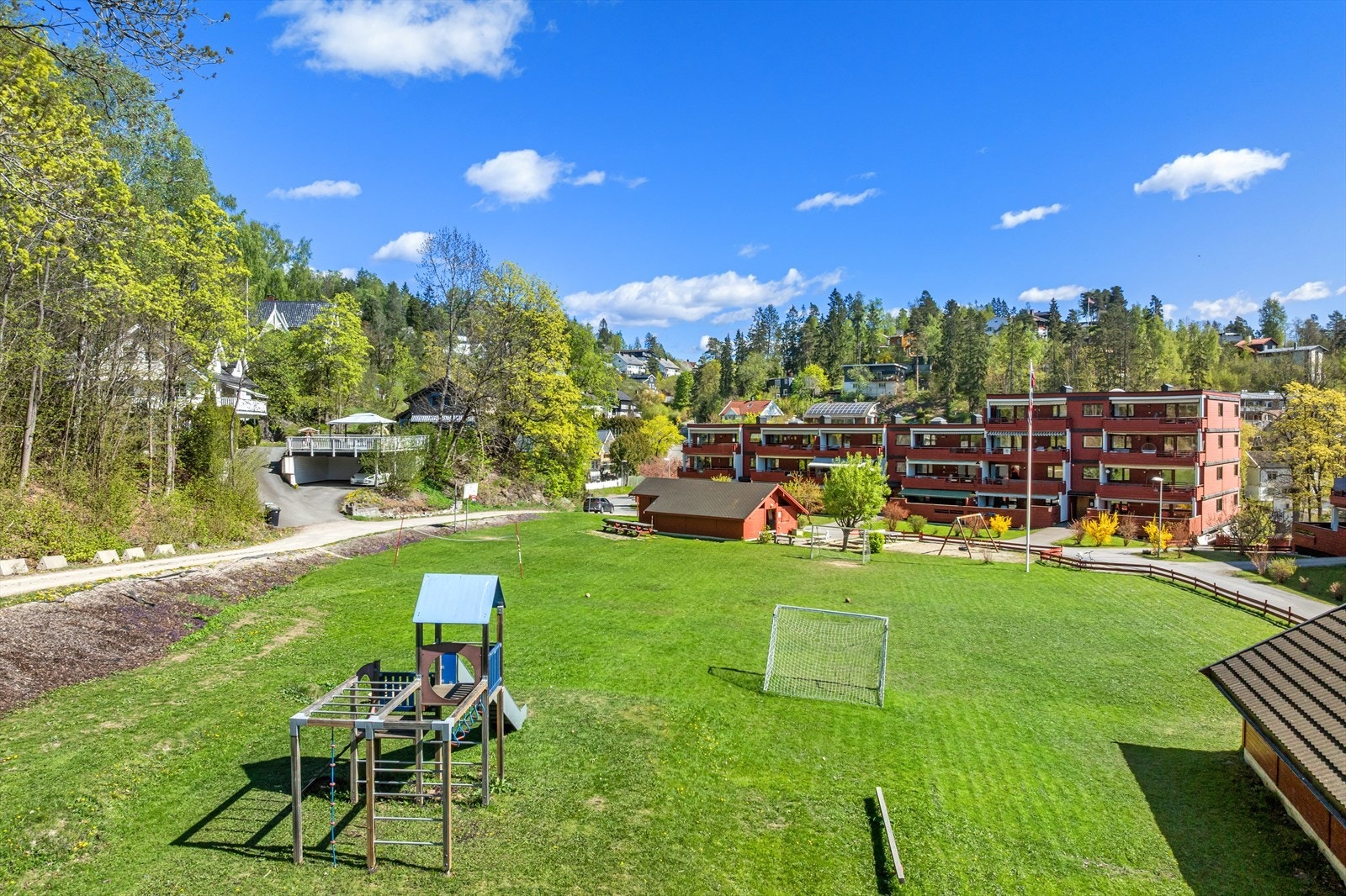 Området gir gode muligheter for aktivitet og rekreasjon gjennom hele året. Det er nærhet til sjøen med badeplasser og båthavner, blant annet på Kadettangen og Kalvøya, samt flotte turområder i Vestmarka og rundt Tanum og Ringi. Galleribilde