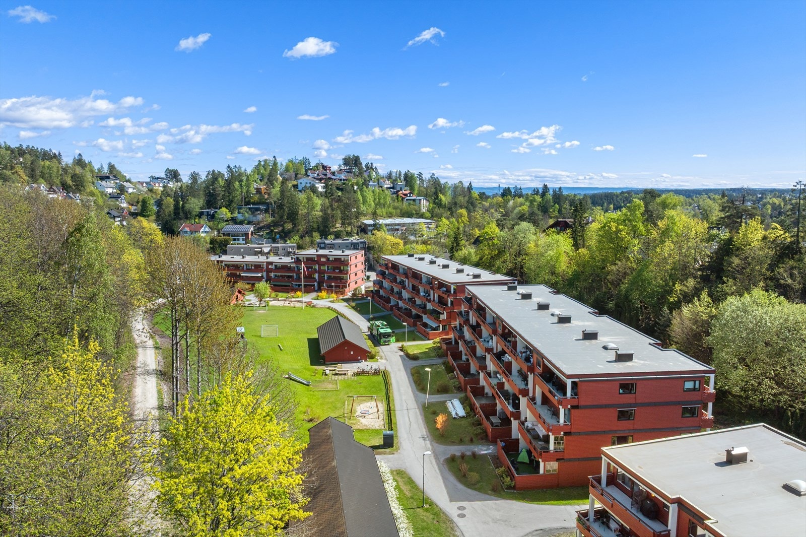 Kollektivtilbudet er godt, med gangavstand til både buss og tog fra Slependen, samt kort vei til Sandvika stasjon som er et sentralt knutepunkt for tog, buss og flytog. Herfra er det enkel forbindelse til både Oslo og Asker. Galleribilde