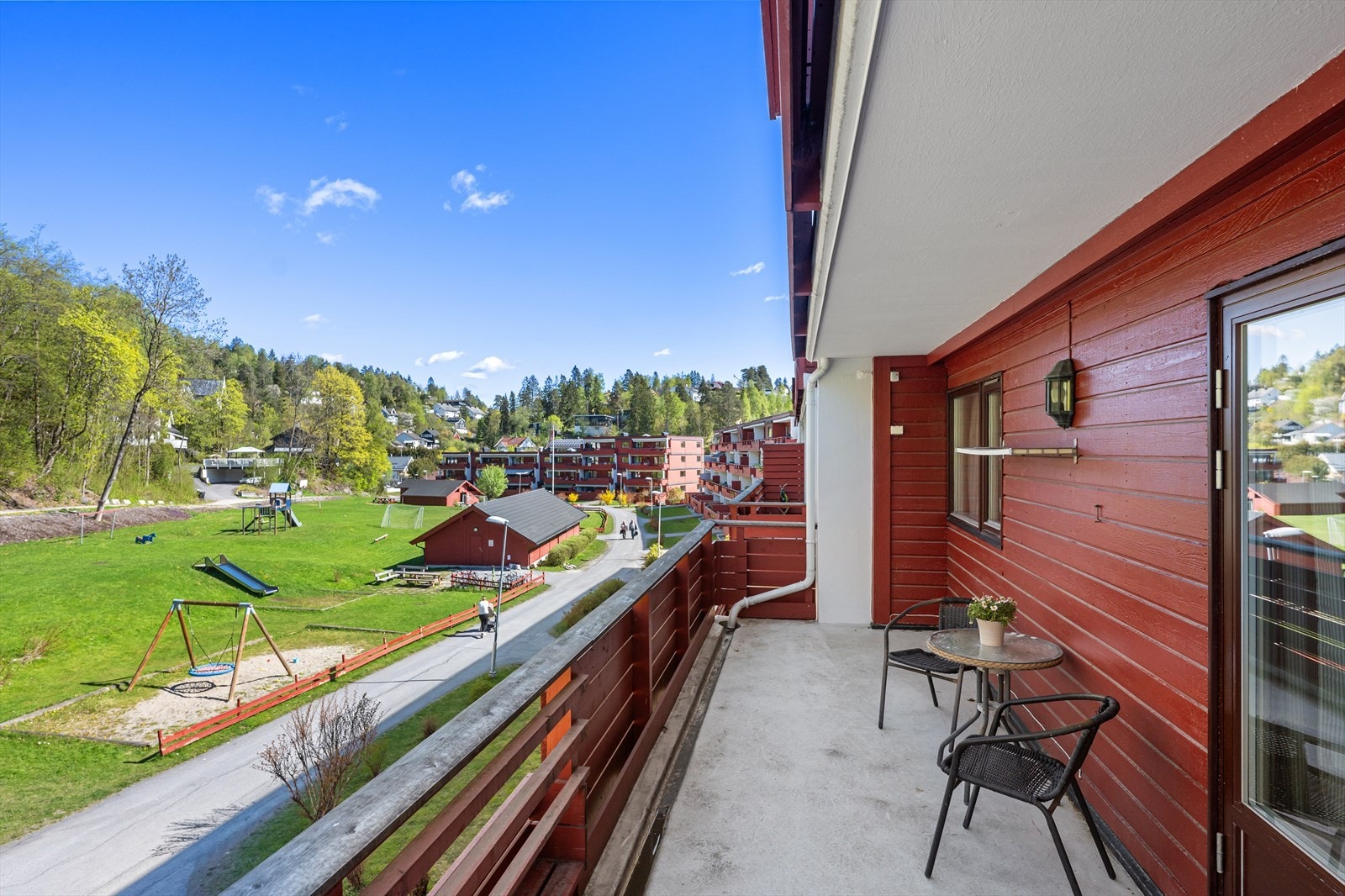 Leiligheten ligger i et etablert og familievennlig område på Slependen, kjent for rolige omgivelser, grønne fellesarealer og gode lekemuligheter. Galleribilde