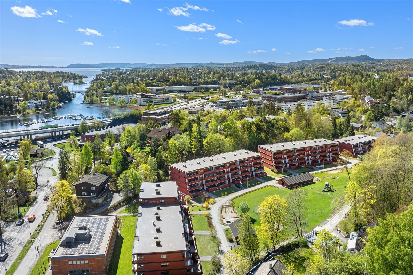 Dette er et attraktivt boligområde som kombinerer nærhet til natur, sjø og et rikt servicetilbud, samtidig som det er gode forbindelser til omkringliggende byområder. Galleribilde