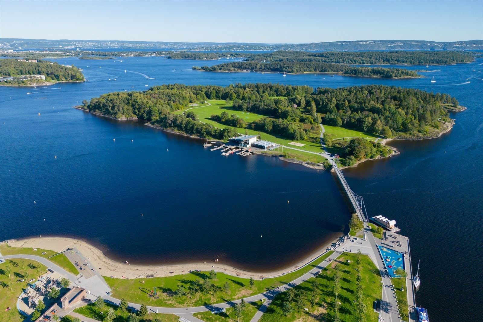 Langs fjorden er det flere fine badesteder. Her fra Kadettangen og Kalvøya i Sandvika. Galleribilde
