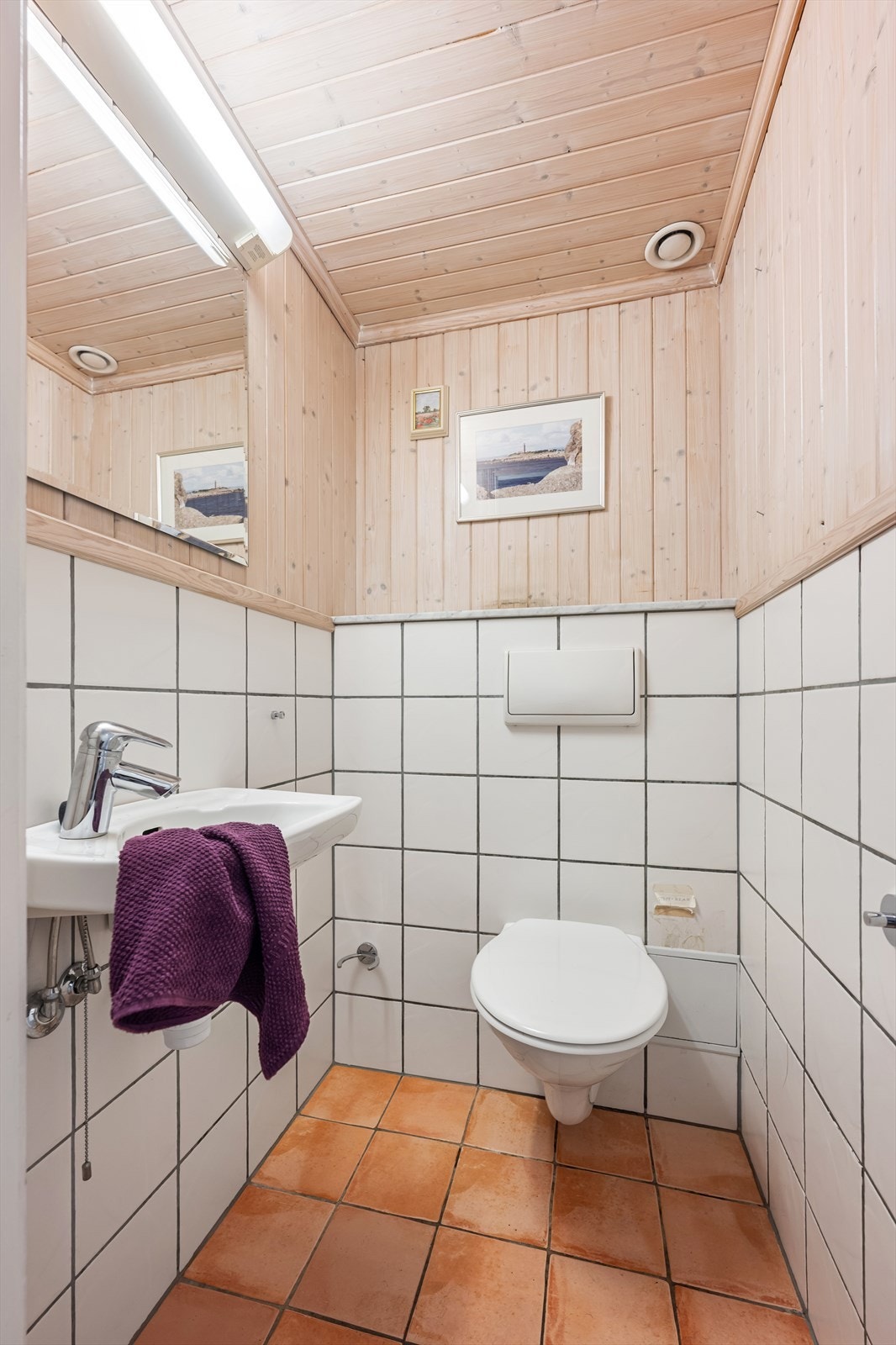 Leiligheten har i tillegg til badet et separat toalettrom. Rommet har fliser på gulv og fliser på vegger opp til brysthøyde, med panel på øvrige veggflater og i himling. Hovedstoppekran er plassert i rommet. Galleribilde