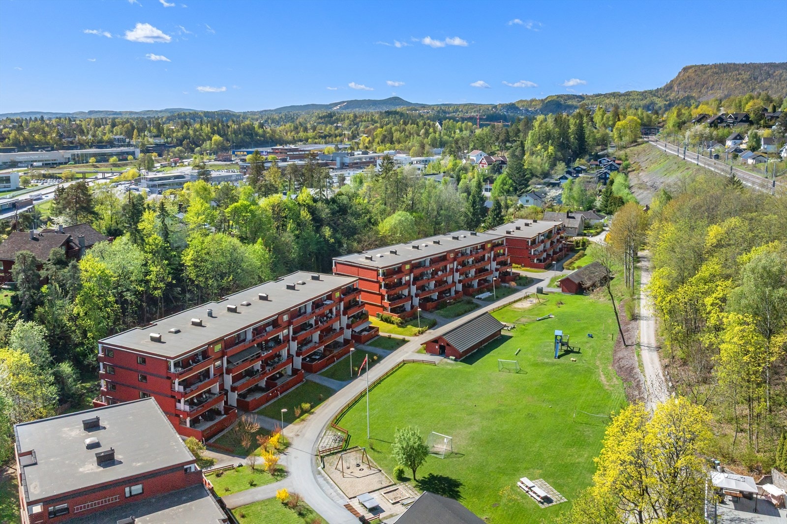 Nabolaget er skjermet og oversiktlig, med tun og uteområder som legger til rette for både lek og sosialt samvær. Galleribilde