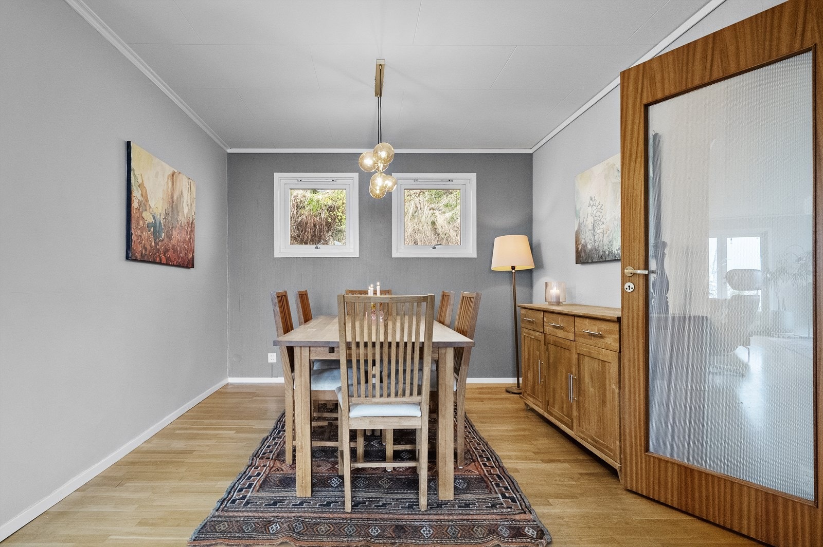 Spisestova har parkett på golvet og ligg i open tilknyting til stova. Galleribilde