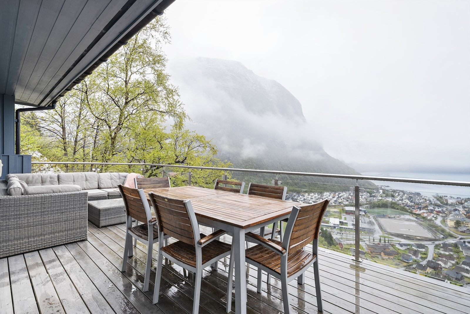 Her er det plass til både sofa og spisegruppe Galleribilde