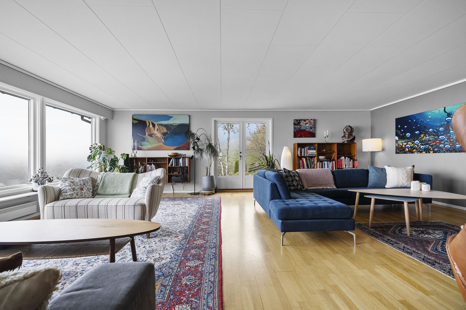 Stova på hovudplan er av god størrelse med plass til fleire sittegrupper Galleribilde