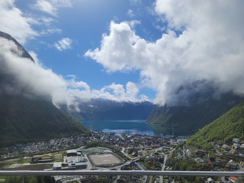 Frå eigedommen er det panorama utsikt over bygda, fjella og utover fjorden mot sør Galleribilde