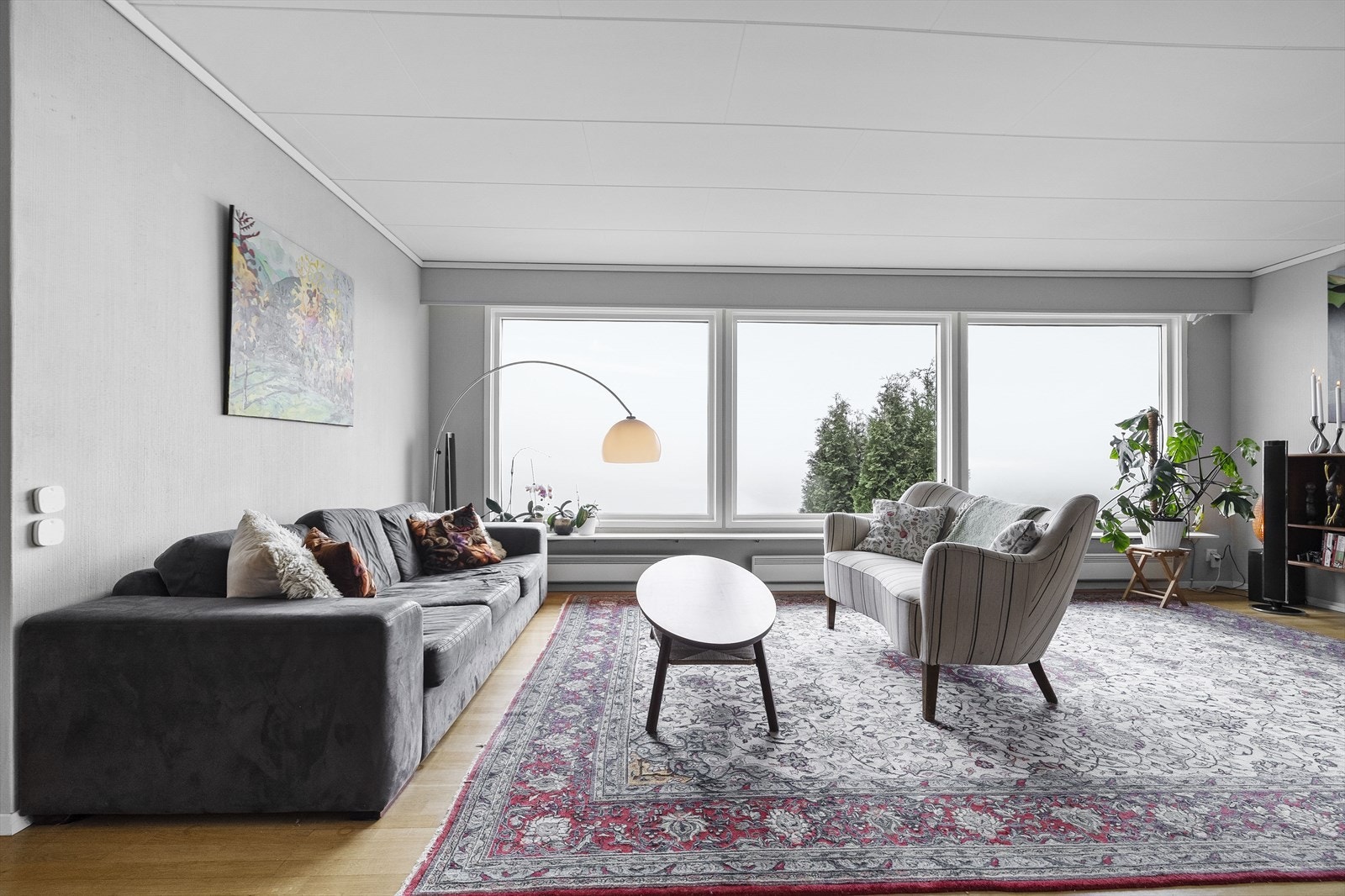 Store vindu som vender mot sør og utsikta nedover bygda Galleribilde