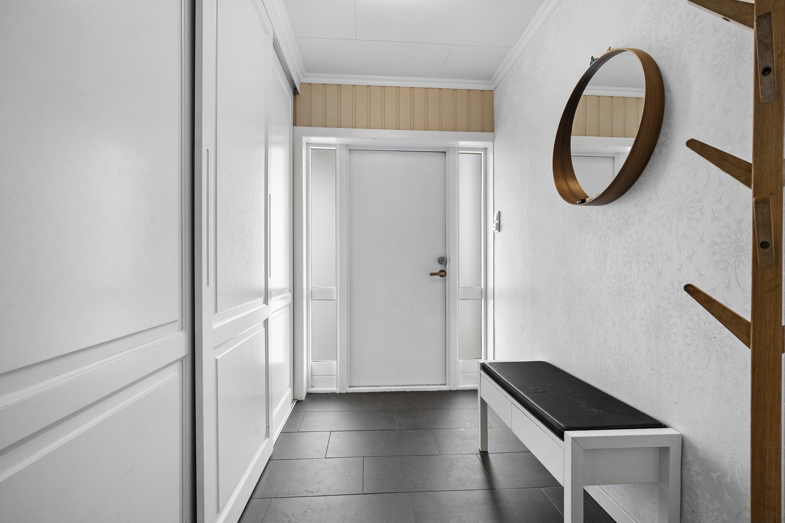 Flislagt entre med skyvedørsgarderobe - velkommen inn! Galleribilde