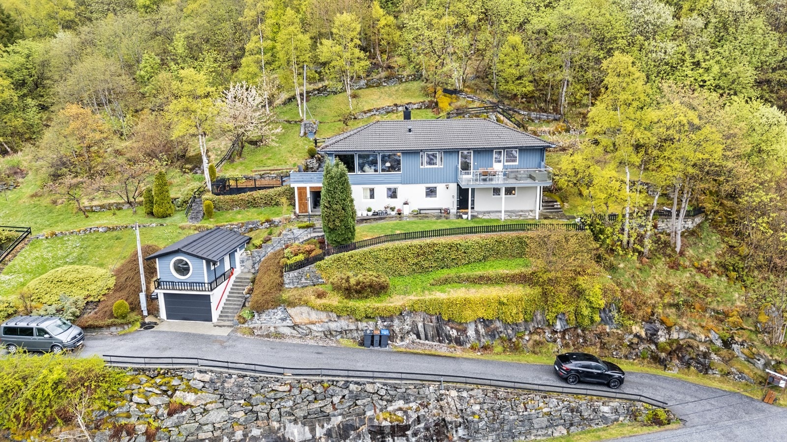 Eigedommen ligg høgt og fritt på ei sørvendt tomt. Galleribilde