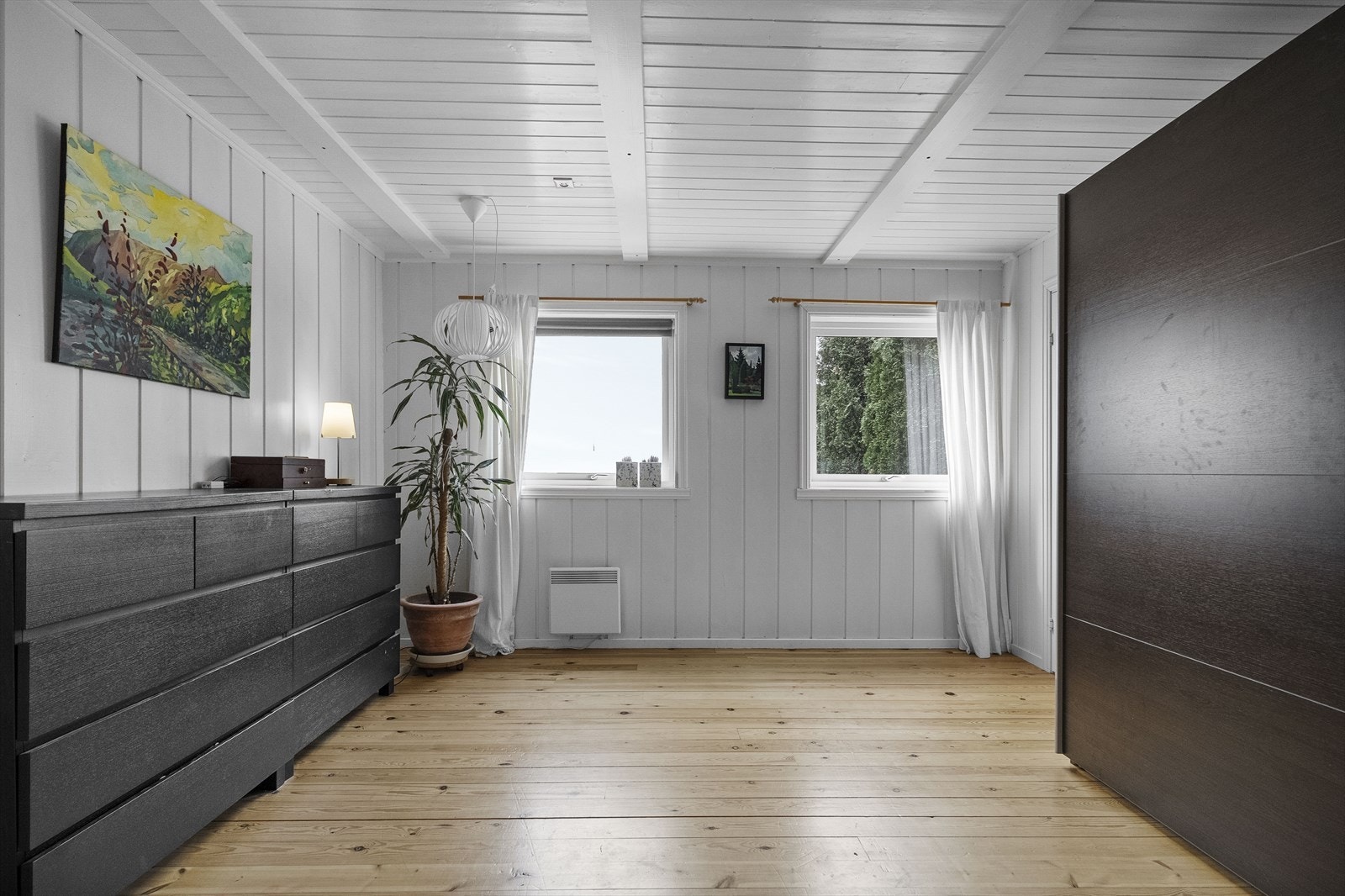 Kjellarstove med heiltregulv og lysmalte vegg- og takoverflater Galleribilde