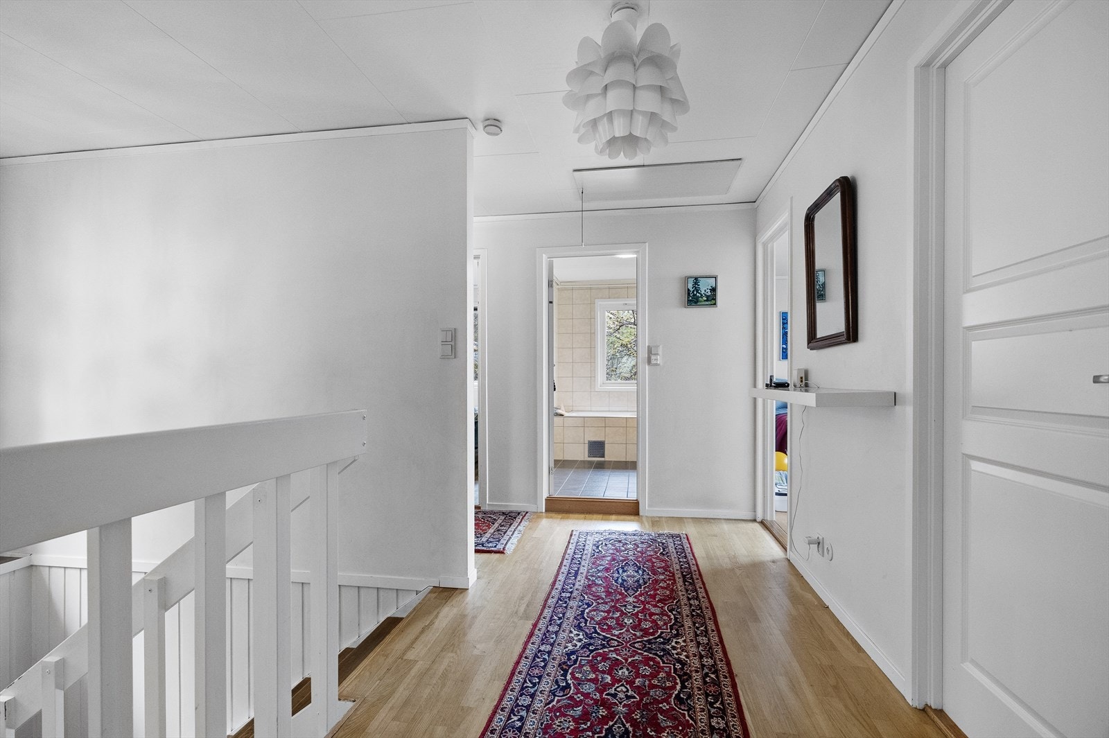 Trappegang på hovudplan med adkomst til soverom og bad Galleribilde