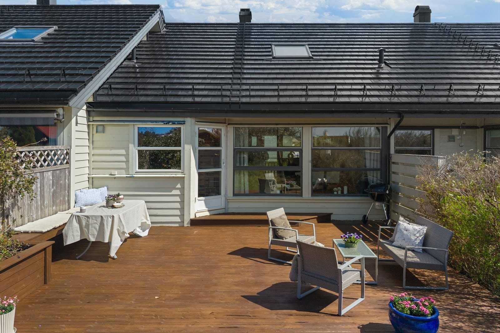 Dette er et innholdsrikt rekkehus over tre plan, med en stor markterrasse på ca. 30 m² og en skjermet hage. Galleribilde