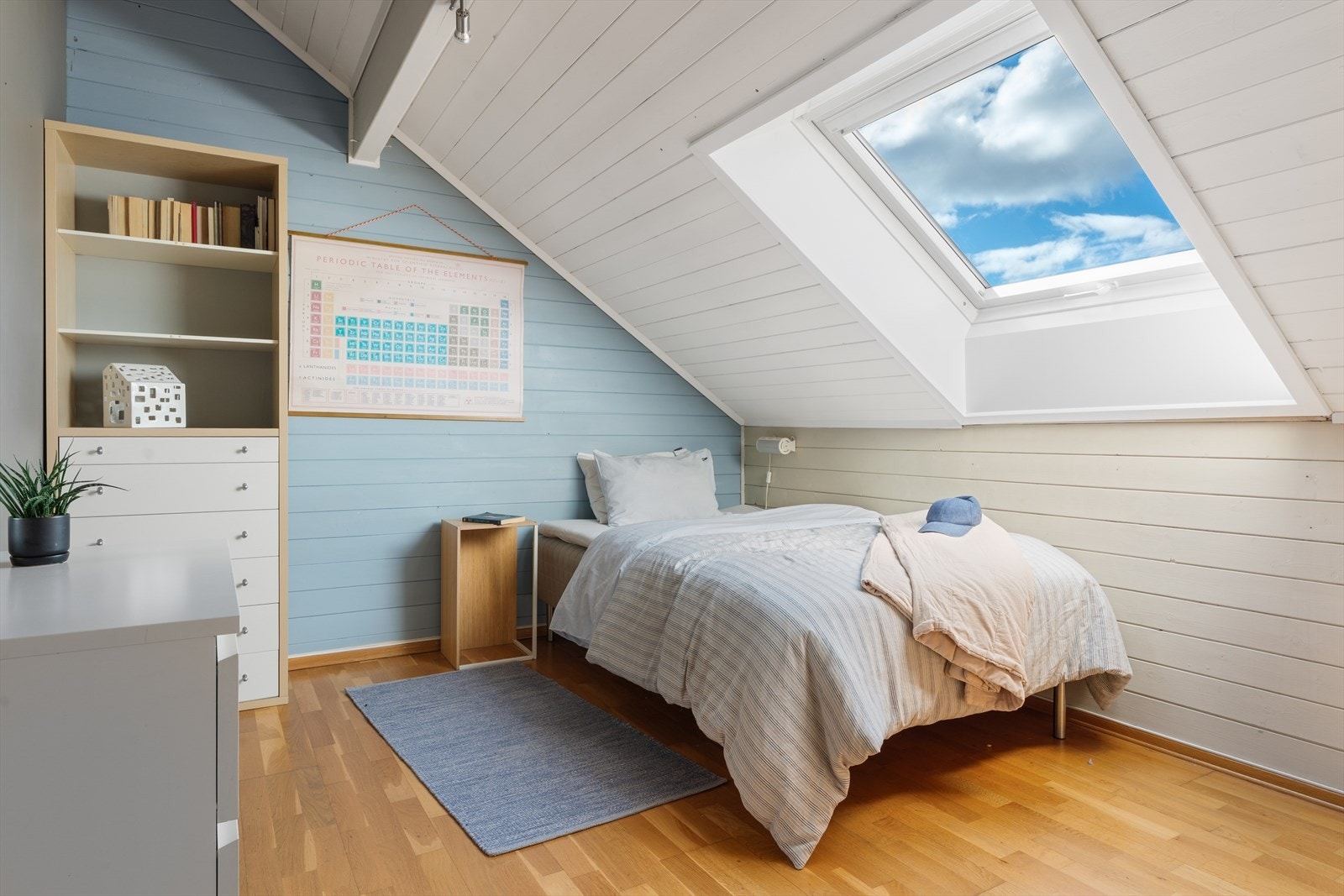 Soverommet på loftet har en koselig atmosfære med panel på vegger og i tak. Galleribilde